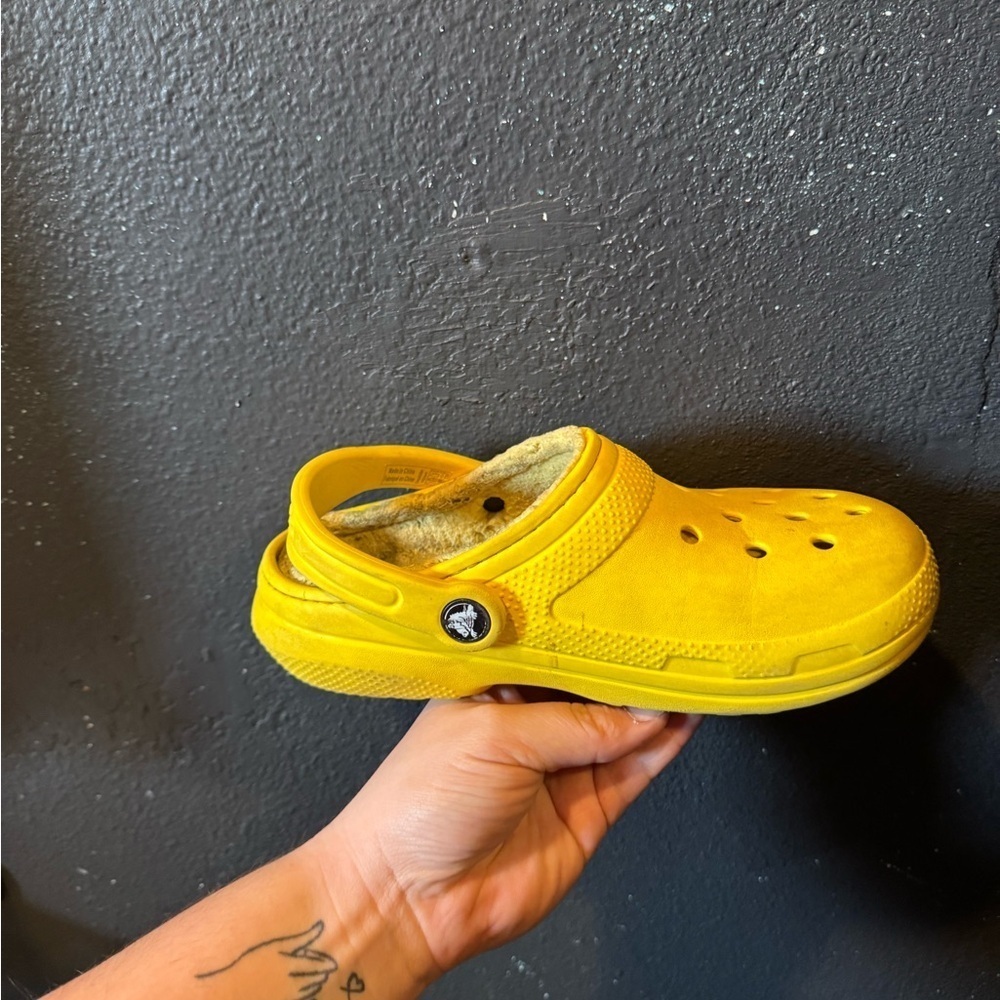 Crocs Yellow Casual Clogs with Fuzzy Liner Size 2 - Picture 7 of 10